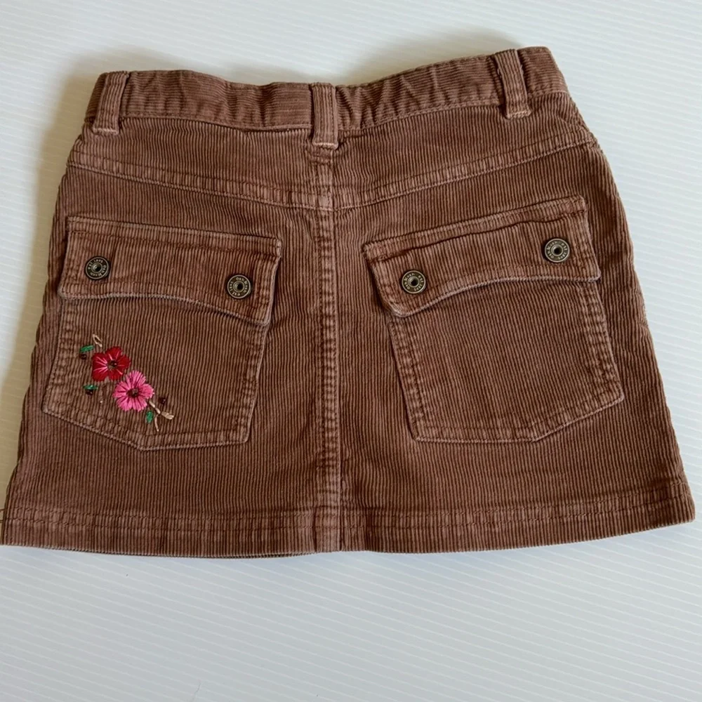 Oshkosh camel brown corduroy mini skirt, pockets - embroidered flowers. Size 7